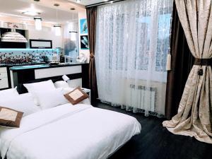 イヴァノヴォにあるАпартаменты класса Люксのベッドルーム1室(白いベッド2台、窓付)