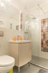 uma casa de banho com um WC, um lavatório e um chuveiro em Central Sweet Spot in the heart of Timisoara em Timisoara