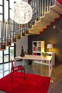 una camera con scrivania e una scala con tappeto rosso di B&B La Suite Alba Adriatica ad Alba Adriatica