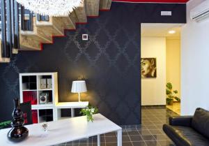 ein Wohnzimmer mit einem weißen Tisch und einer Treppe in der Unterkunft B&B La Suite Alba Adriatica in Alba Adriatica