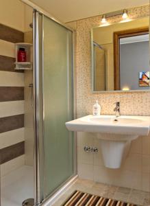 La salle de bains est pourvue d'une douche et d'un lavabo. dans l'établissement B&B La Suite Alba Adriatica, à Alba Adriatica