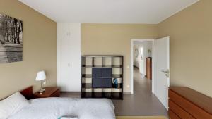 2 Bedroom Penthouse in Gasperich في لوكسمبورغ: غرفة نوم بسرير وممر
