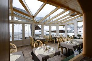Gasthof Burkert في أوتز: غرفة طعام مع طاولات وكراسي ونوافذ