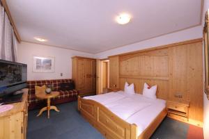 A bed or beds in a room at Gasthof Burkert