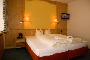 A bed or beds in a room at Gasthof Burkert