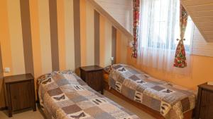 una camera da letto con due letti e una finestra di Pokoje Gościnne Nad Wkra a Joniec