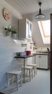 una cucina con tavolo e panche in una stanza di Pokoje Gościnne Nad Wkra a Joniec