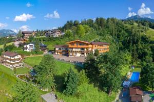 een luchtzicht op een huis op een heuvel bij Romantik Aparthotel Sonnleitn in Sankt Johann in Tirol