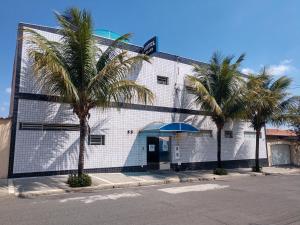 オルトランジアにあるHotel Tellesのヤシの木が前に立つ白い建物