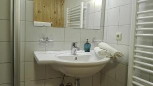 Koupelna v ubytování Jörgleggerhof + 31 fotografií