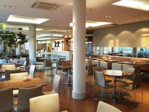 un restaurant avec des tables et des chaises ainsi qu'un bar dans l'établissement ibis Itu Plaza Shopping, à Itu