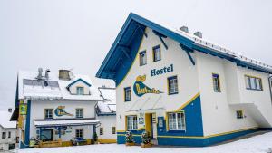 Το κτήριο όπου στεγάζεται  το hostel
