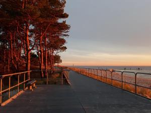 ヘルにあるApartament Marynarski Helの夕日のビーチへ続く遊歩道