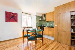 eine Küche mit einem Tisch und Stühlen im Zimmer in der Unterkunft Alfama Historical Apartment in Lissabon