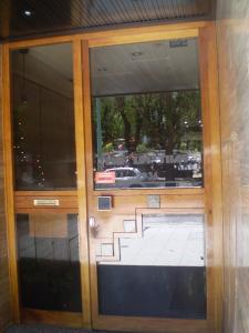 una entrada a un edificio con una puerta de cristal en Depto. 2 ambientes en Mar del Plata