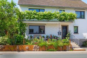 a house with a garden in front of it at Auszeit Flair der Provence in Hausen