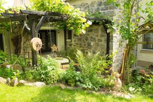 a garden in front of a stone house at Auszeit Flair der Provence in Hausen