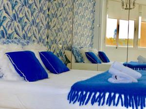 Posteľ alebo postele v izbe v ubytovaní Málaga Center Beach