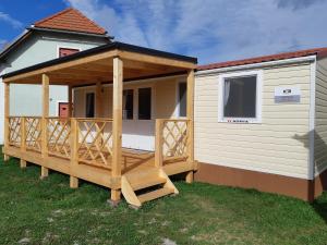 una casa con una gran terraza en un patio en Terme Čatež - Sonce, en Čatež ob Savi