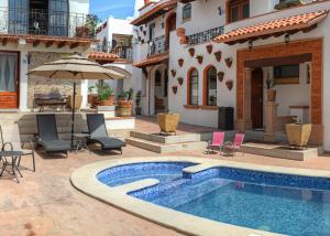 a swimming pool in the middle of a house at Hotel Santa Paula in Taxco de Alarcón