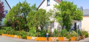 a garden in front of a house at Auszeit Flair der Provence in Hausen