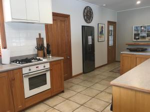 Una cocina o cocineta en Twizel -Northwest Retreat