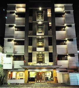 un edificio alto con la parte delantera de la noche en Cebu R Hotel Capitol, en Cebú