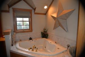 eine große Badewanne im Bad mit einem Stern an der Wand in der Unterkunft The Inn & Spa at Intercourse Village in Intercourse