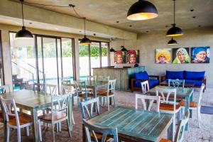 Un restaurant u otro lugar para comer en Lazy Koala