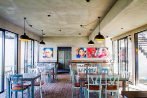 Un restaurant u otro lugar para comer en Lazy Koala