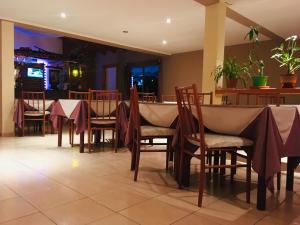 Um restaurante ou outro lugar para comer em Hotel Koi Mahik