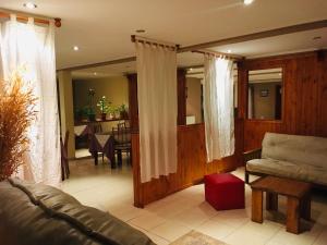 Uma área de estar em Hotel Koi Mahik