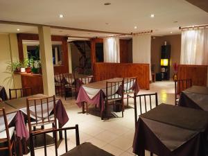 Uma área de estar em Hotel Koi Mahik