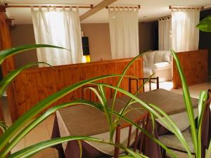 Uma área de estar em Hotel Koi Mahik