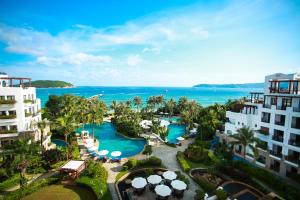 Výhľad na bazén v ubytovaní Aegean Suites Sanya Yalong Bay Resort alebo v jeho blízkosti