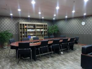 une salle de conférence avec une grande table et des chaises dans l'établissement Incheon Airport Hotel, à Incheon