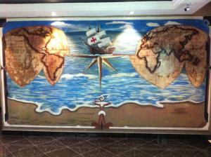 un mural del océano con un barco pirata en Hotel Dos Naciones, en Ciudad de México