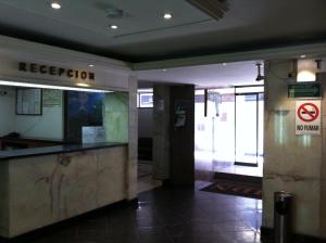 a lobby with a reception desk in a building at Hotel Dos Naciones in Mexico City