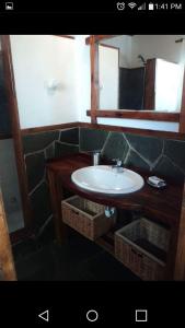 y baño con lavabo y espejo. en DUPLEX AL SUR en Villa Gesell