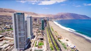 vistas a una playa con edificios y al océano en Depto Mirador de Playa Brava II, en Iquique