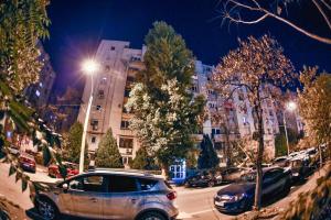 ブカレストにあるDream Residence splaiの夜間の市道駐車