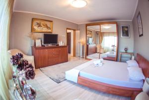 Μια τηλεόραση ή/και κέντρο ψυχαγωγίας στο Dream Residence romantic