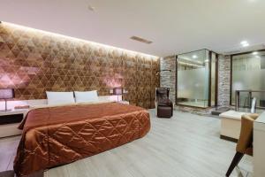 Un pat sau paturi într-o cameră la 富士都商務汽車會館 台南市旅館308號