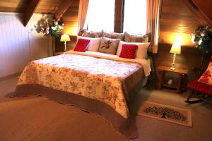 Un pat sau paturi într-o cameră la Silverpoint Estate