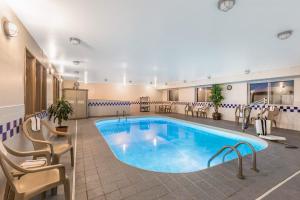 a large pool in a hospital room with chairs around it at Baymont by Wyndham Fort Dodge in Fort Dodge
