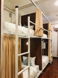 Sanga Hostel tesisinde bir ranza yatağı veya ranza yatakları