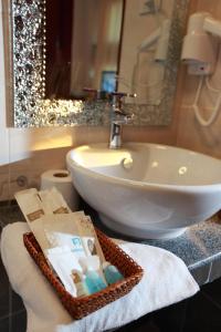 Koupelna v ubytování Manorom Boutique Hotel