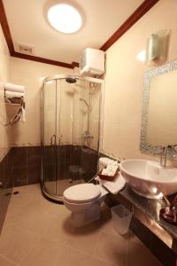Koupelna v ubytování Manorom Boutique Hotel