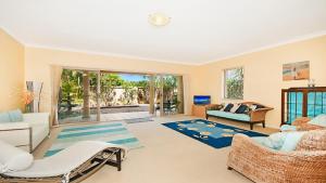 A seating area at Shelly Beach House 1