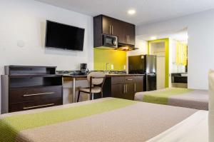 Kuchyň nebo kuchyňský kout v ubytování Studio 6-Fresno, CA - Extended Stay